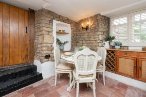 a dining room with a table and chairs at Cosy cottage on outskirts of Bath in Saltford +23 photos