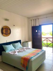 um quarto com uma cama e uma porta para um pátio em Pousada Vila do Pôr do Sol Canoa Quebrada em Canoa Quebrada