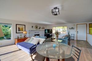 uma sala de estar com uma mesa de vidro e um sofá em Relaxing Poulsbo Duplex with Liberty Bay Views! em Poulsbo