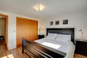 um quarto com uma cama grande e uma cabeceira em madeira em Relaxing Poulsbo Duplex with Liberty Bay Views! em Poulsbo