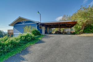 um edifício azul com toldo ao lado de uma estrada em Relaxing Poulsbo Duplex with Liberty Bay Views! em Poulsbo