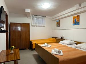 Habitación de hotel con 2 camas y TV en Apartment Bilić, en Pula