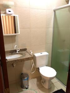 um banheiro com vaso sanitário, pia e chuveiro em Pousada Vila do Pôr do Sol Canoa Quebrada em Canoa Quebrada