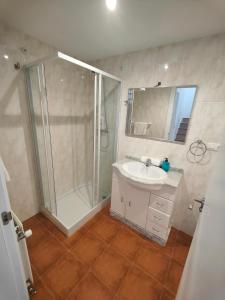 a bathroom with a shower and a sink at Chalet con WIFI , PS4 , garaje, 5 dormitorios, 3 baños, Santiago de Compostela in Santiago de Compostela