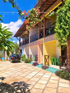 uma casa com um carro estacionado na frente dela em Pousada Vila do Pôr do Sol Canoa Quebrada em Canoa Quebrada mais 35 fotografias