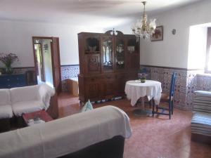 un soggiorno con un divano e un tavolo di Casa Eira do Povo 1 a Vale de Colmeias