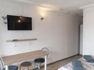 ein Wohnzimmer mit einem TV an der Wand in der Unterkunft Pokoje Sandra II in Łeba
