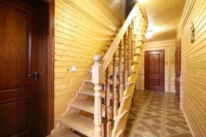 una escalera en una casa con una pared de madera en Goryanka Hotel, en Mykulychyn