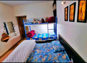 een slaapkamer met 2 stapelbedden en een bed bij Exclusive Floor on Manali Expressway for Family in Mohali