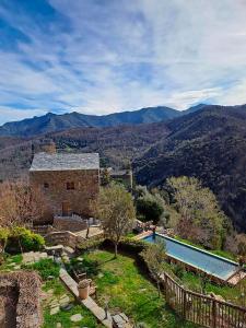 a house with a swimming pool and mountains in the background at Casa Surgente in Carcheto