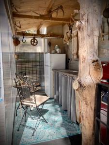 uma cozinha com uma mesa e uma mesa e uma árvore em Yurta Arco Iris em Riba-Roja De Turia