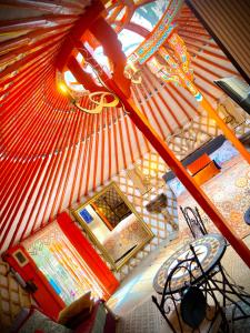 uma vista superior de um quarto numa tenda em Yurta Arco Iris em Riba-Roja De Turia
