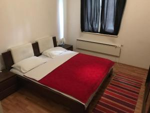 Un pat sau paturi într-o cameră la Apartman