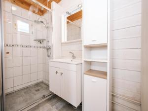 Un baño con lavabo y ducha en Rosa's Cottage, garden and free parking, en Zandvoort 31 fotos más