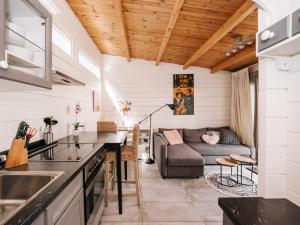 Una cocina y una sala de estar con un sofá. en Rosa's Cottage, garden and free parking, en Zandvoort