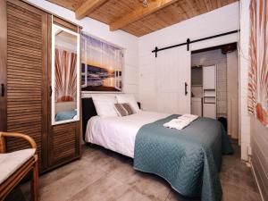 Un dormitorio con una cama y una ventana en Rosa's Cottage, garden and free parking, en Zandvoort