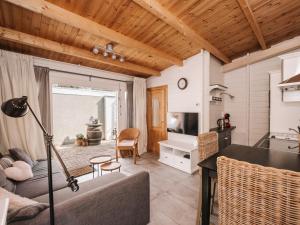 una sala de estar con un sofá y una mesa en Rosa's Cottage, garden and free parking, en Zandvoort