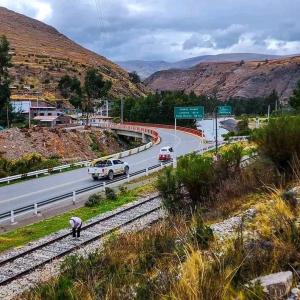 a highway with cars on it with a mountain at Hospedaje Mónaco - Jauja Airport in Jauja +8 photos
