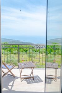 une table et des chaises sur un balcon avec vue dans l'établissement Country home Dolac POOL&SAUNA, à Bar