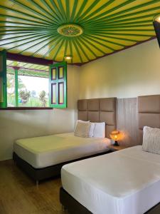 twee bedden in een kamer met een plafond bij Dreams hotel RestoBar in Armenia