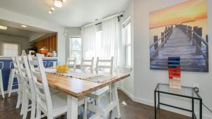 アトランティックシティにある3BR 2BA Family-Friendly Beach Homeの木製のテーブルと椅子のあるキッチンとダイニングルーム