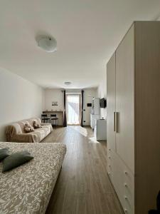 Una sala de estar con dos camas y una cocina. en Affittacamere Ca' Baldo, en Finale Ligure