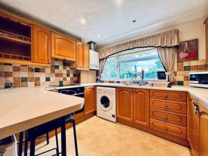 cocina con fregadero y lavadora en EEJs Cozy 2-Bedroom Apartment in Nailsea, en Nailsea