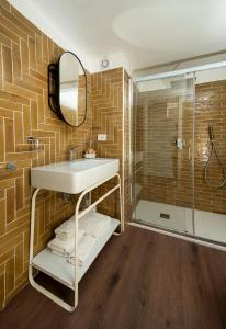 un baño con lavabo y espejo en Capri Blue Fuorlovado, en Capri