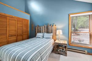 Un dormitorio con una cama con paredes azules y una ventana en Pool Tennis Walk To Town Wifi Sleeps 10 en Lincoln