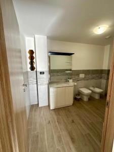 un baño con lavabo e inodoro en Affittacamere Ca' Baldo, en Finale Ligure