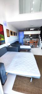 Posezení v ubytování Cobertura frente mar , um andar , na Marina Piratas com estacionamento gratuito