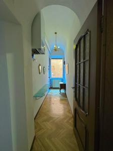un pasillo vacío con una puerta y una ventana en La Dolce Vita, en Pisa 1 foto más