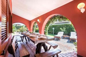 a dining room with a table and chairs and a patio at Villa MariSoul - Villa in San Felice Circeo in Borgo Montenero