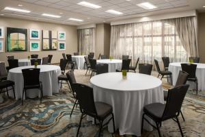 una sala de conferencias con mesas y sillas blancas en Residence Inn Portland Downtown/RiverPlace en Portland