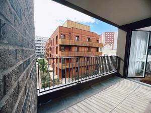 balcón con vistas a un edificio de ladrillo en W&L Paris Apartment 68m - 3 min Métro 4 - A Paris Centre 15min, en Bagneux