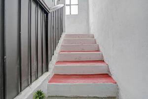una escalera con escalones rojos en un edificio en Flagship Hotel Ay Imperial, en Nagpur