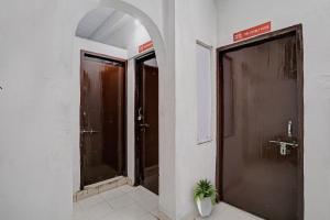 due porte in un corridoio con una pianta in vaso di Flagship Hotel Ay Imperial a Nagpur