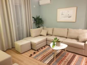 a living room with a couch and a table at LA Comfy AP in Sarandë