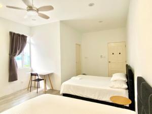 斗湖的住宿－Grace Homestay Tawau，一间白色卧室,配有两张床和窗户