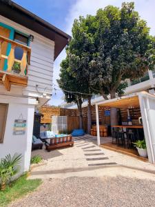 een patio van een huis met een boom bij Reñaca House Bed & Breakfast in Viña del Mar