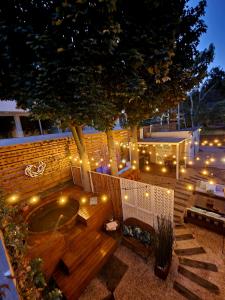 een achtertuin met een hot tub en een boom met verlichting bij Reñaca House Bed & Breakfast in Viña del Mar
