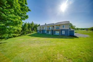 una casa grande con un gran patio con césped en 4 Mi to Lake Erie Condo in Golf Community, en Erie