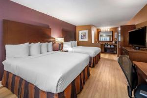 Habitación de hotel con 2 camas y TV de pantalla plana. en Best Western Plus Stovall's Inn en Anaheim