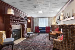 una sala de espera con chimenea y sillas en Hampton Inn & Suites Cleveland-Beachwood en Beachwood