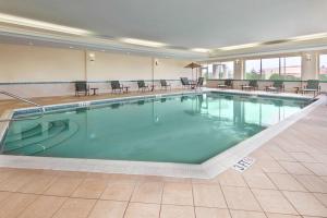 比奇伍德的住宿－克利夫蘭比奇伍德希爾頓恆庭旅館&套房酒店，在酒店房间的一个大型游泳池