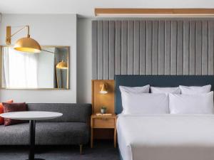 una camera d'albergo con letto e divano di 21c Museum Hotel Chicago a Chicago