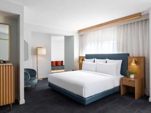una camera d'albergo con letto e sedia di 21c Museum Hotel Chicago a Chicago