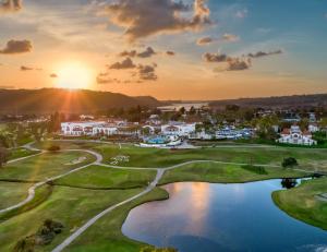 uitzicht op een golfbaan met zonsondergang op de achtergrond bij Omni La Costa Resort & Spa Carlsbad in Carlsbad