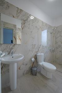 Koupelna v ubytování Hotel Veliaj + 37 fotografií