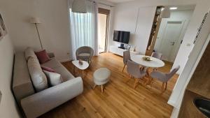 赫尔采格诺维Bella Vista Residence D7的客厅里有一张沙发和一张桌子。